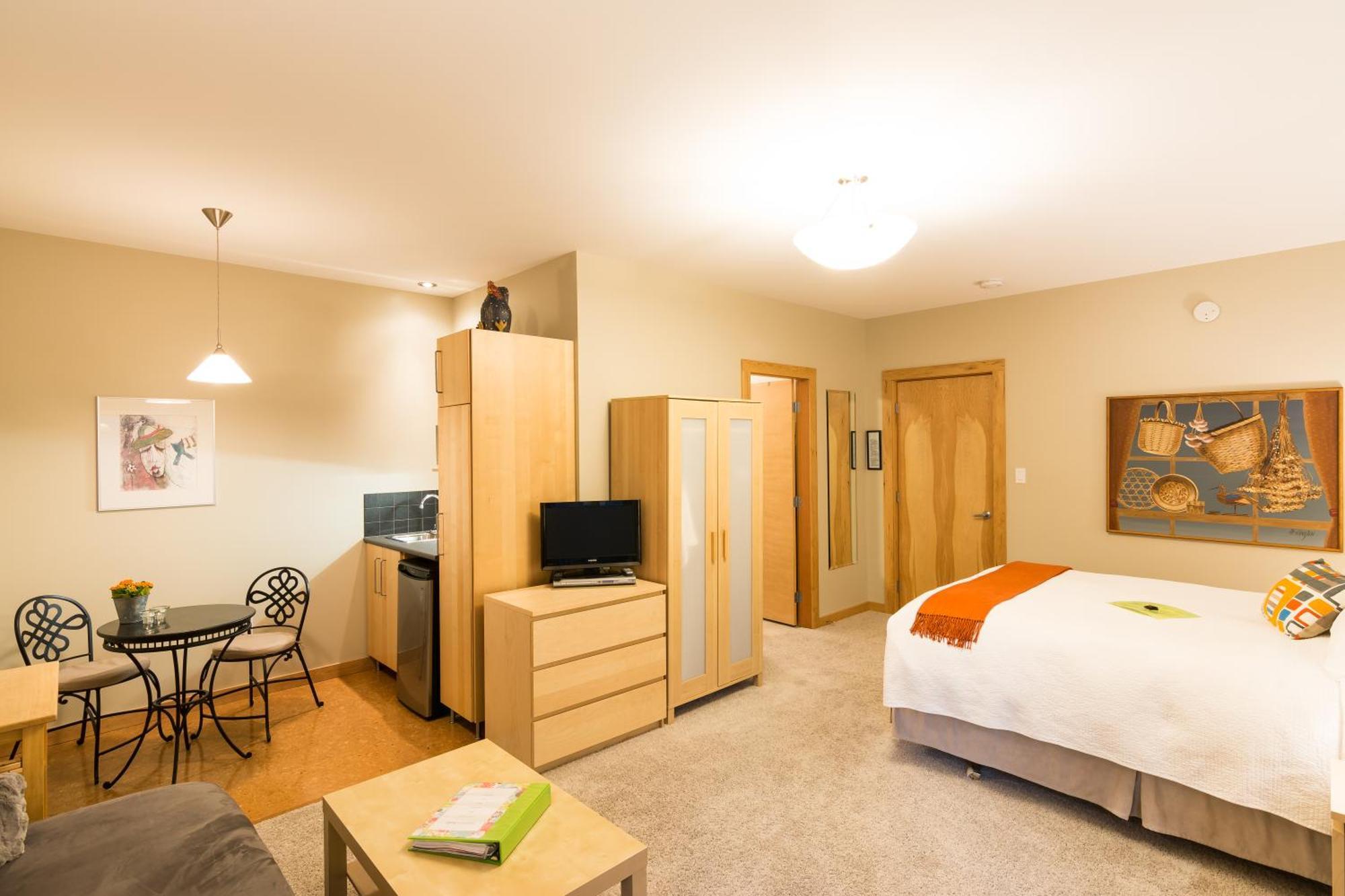 Cormier'S Studio Guest Suites Penticton Exterior photo
