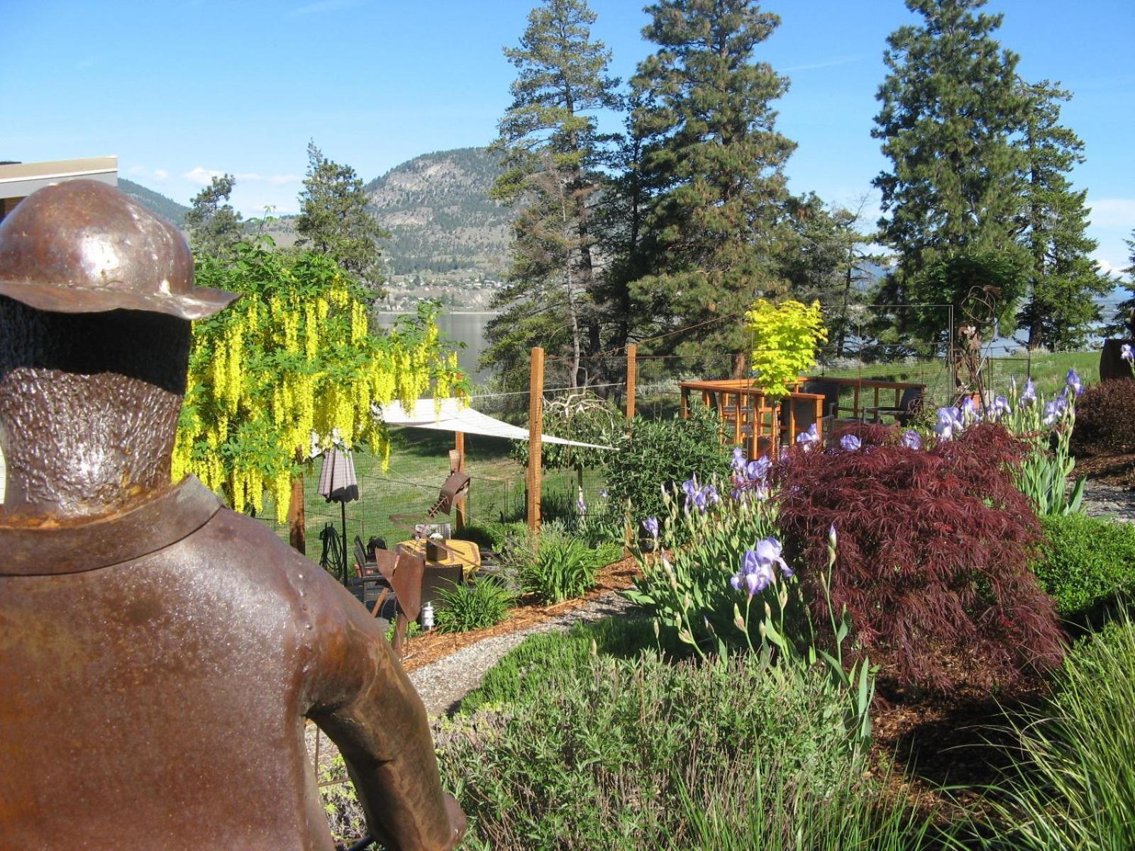 Cormier'S Studio Guest Suites Penticton Exterior photo