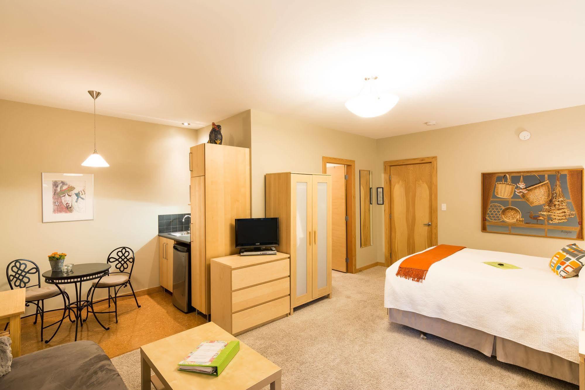 Cormier'S Studio Guest Suites Penticton Exterior photo