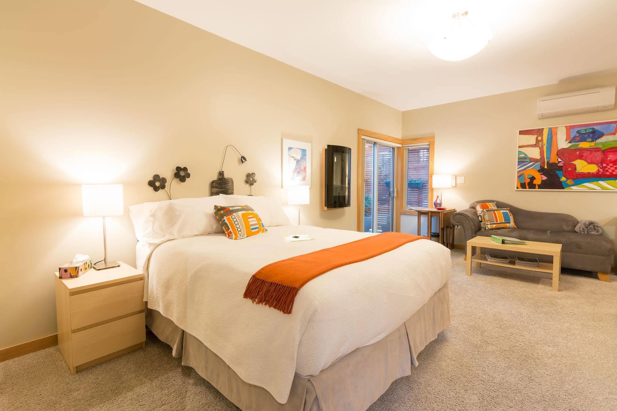 Cormier'S Studio Guest Suites Penticton Exterior photo