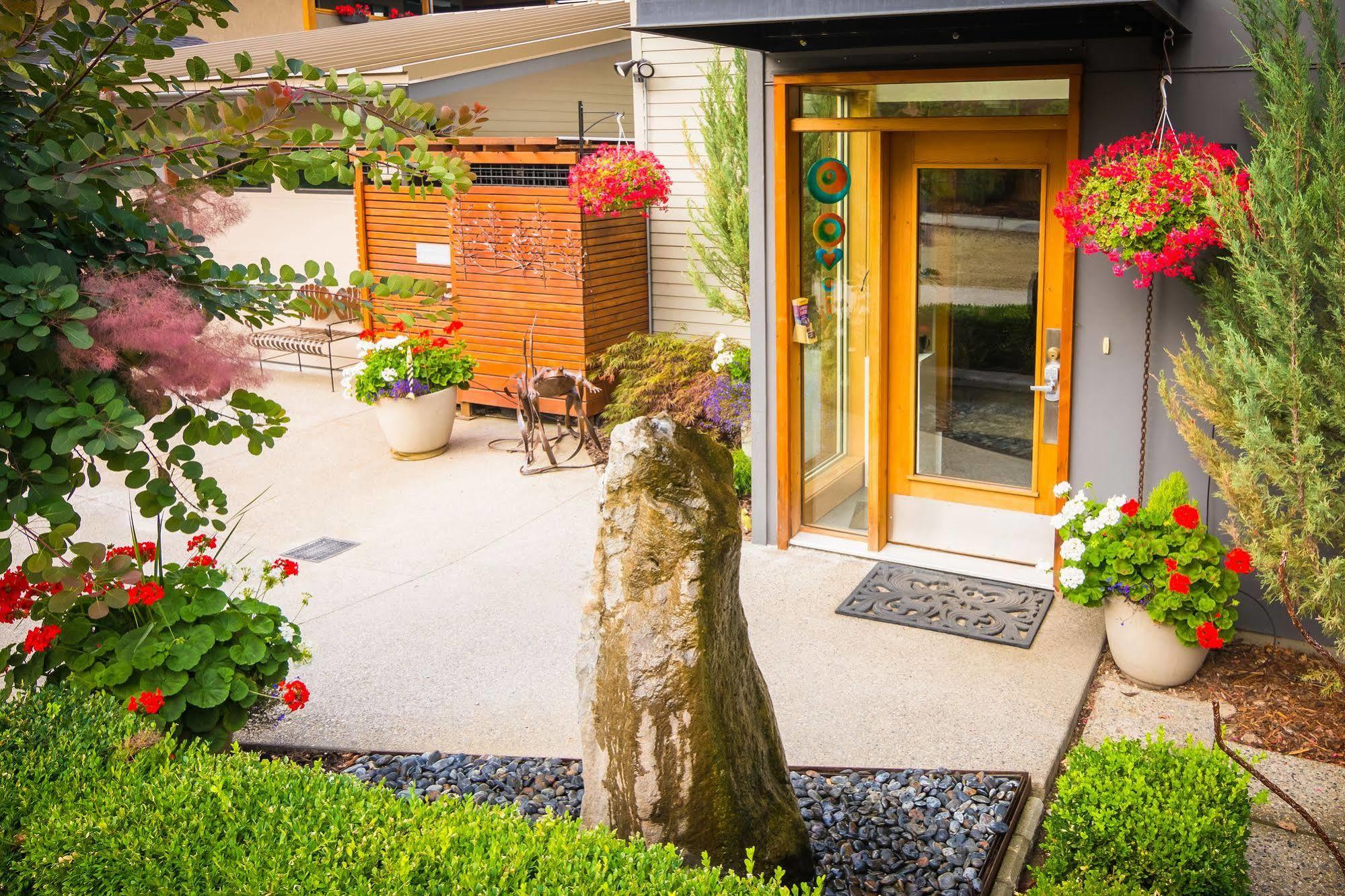 Cormier'S Studio Guest Suites Penticton Exterior photo