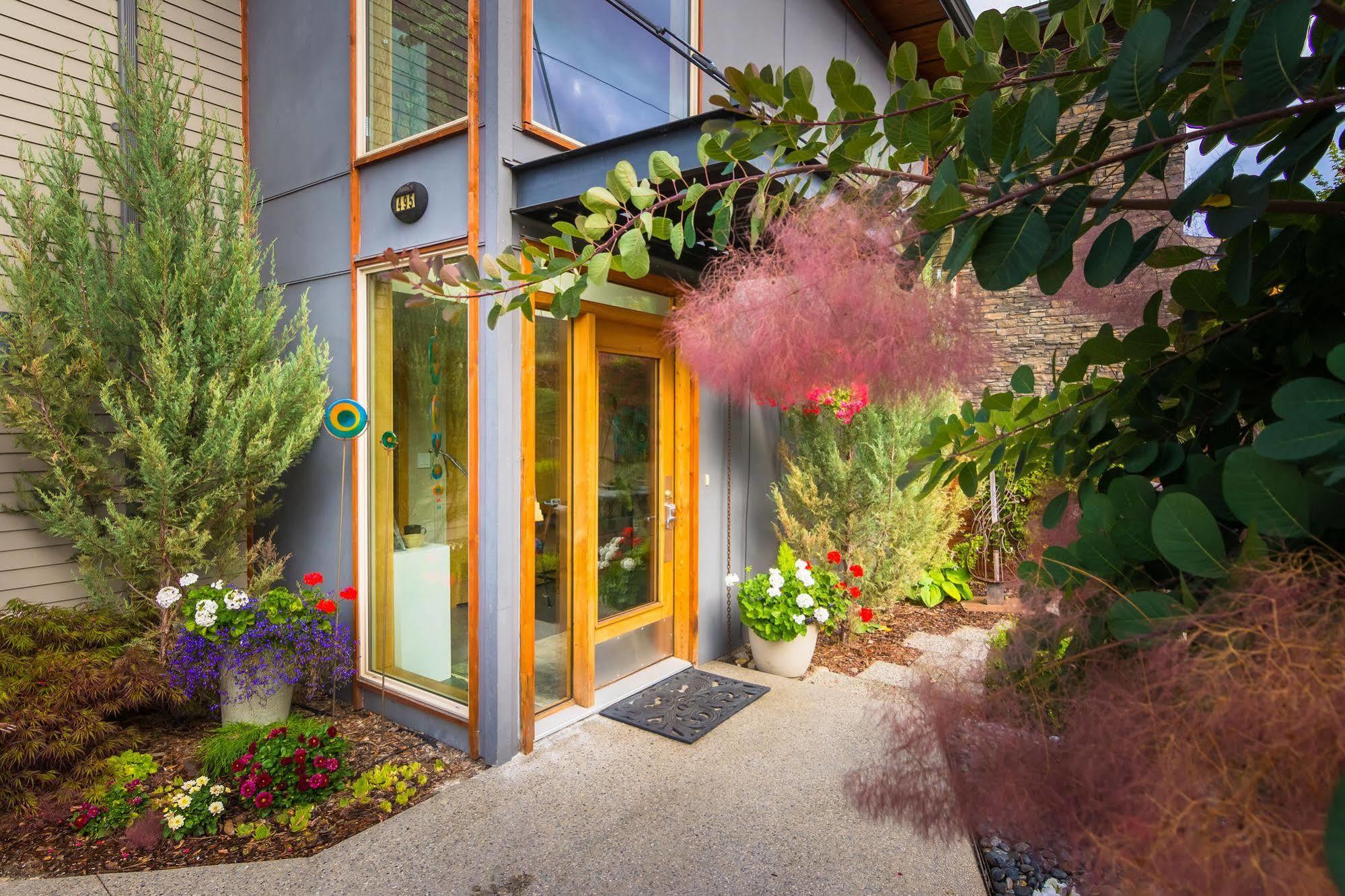Cormier'S Studio Guest Suites Penticton Exterior photo