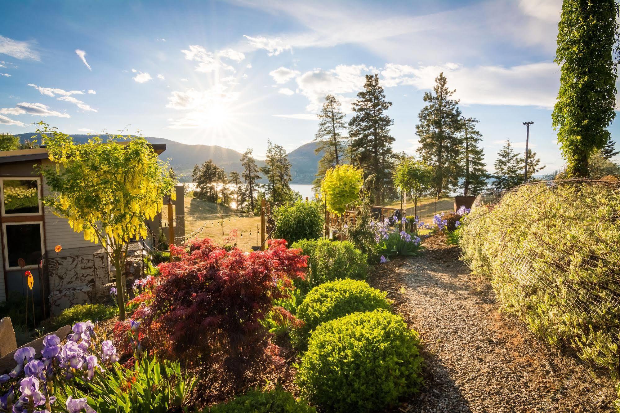 Cormier'S Studio Guest Suites Penticton Exterior photo